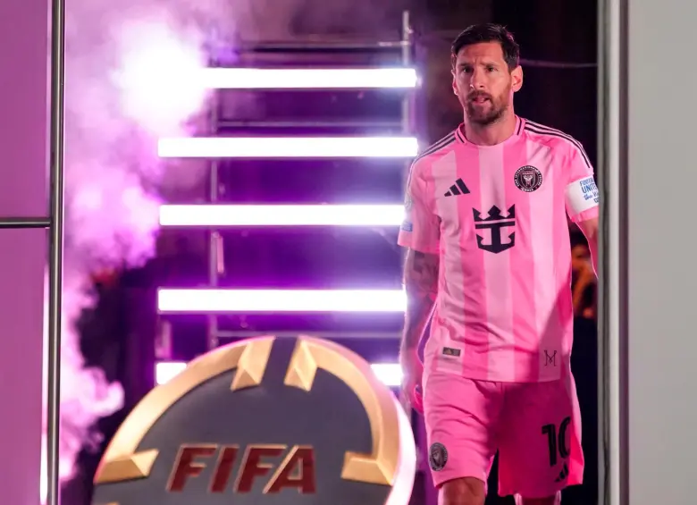 Lionel Messi saliendo al terreno de juego en el duelo inaugural entre Inter Miami y Al Ahly. FOTO: GETTY