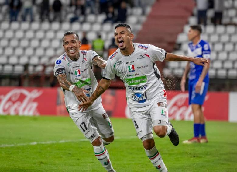 Dayro Moreno y Jerson Malagón (derecha) festejando el primer gol de Once Caldas ante San José. FOTO: Conmebol