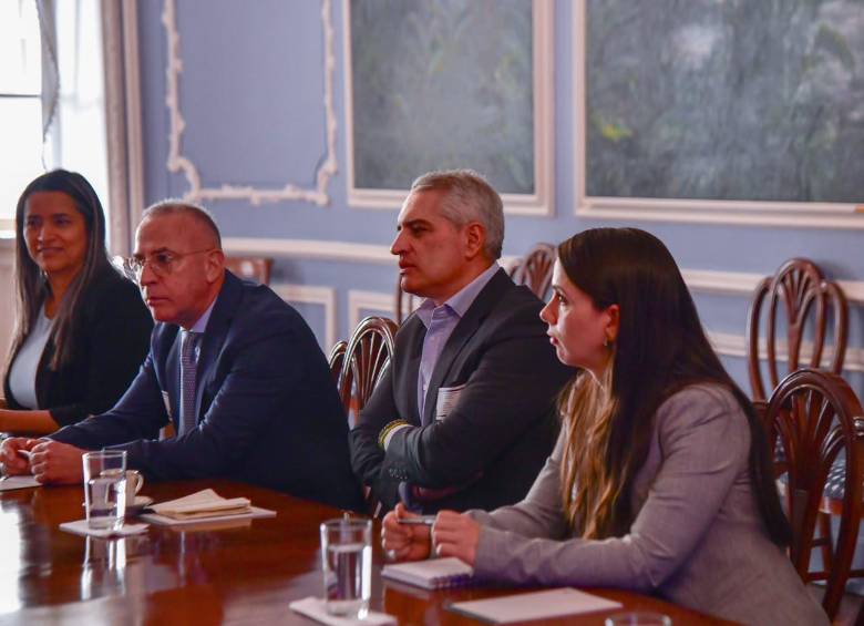 El secretario de Seguridad de Antioquia, brigadier general (r) Luis Eduardo Martínez Guzmán, acompañó a Andrés Julián Rendón al encuentro. Foto: cortesía. 