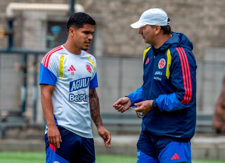 Néstor Lorenzo, entrenador de Colombia habla con El Cucho Hernández. FOTO: JUAN ANTONIO SÁNCHEZ