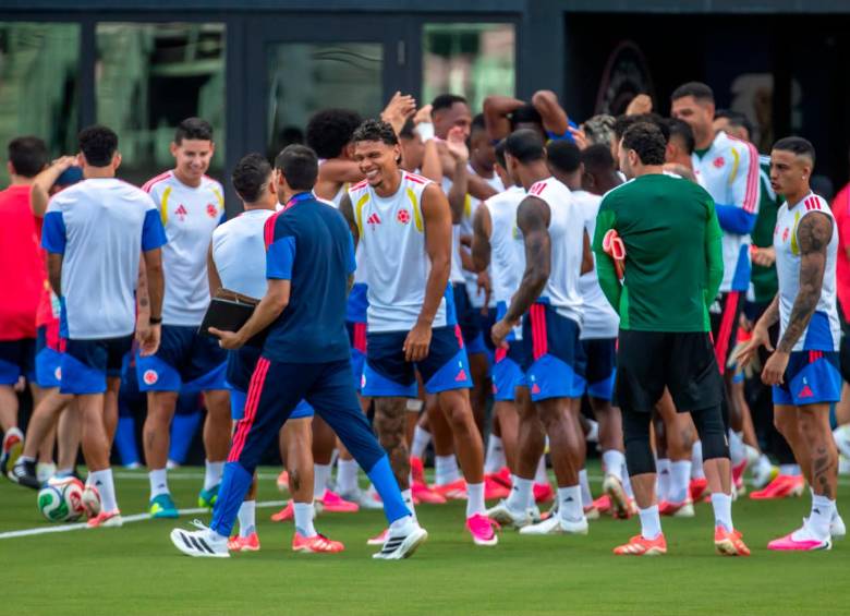 En la imagen se ve a Richard Ríos sonriente, una muestra del ambiente positivo que vive la Selección en el Mundial. FOTO 
