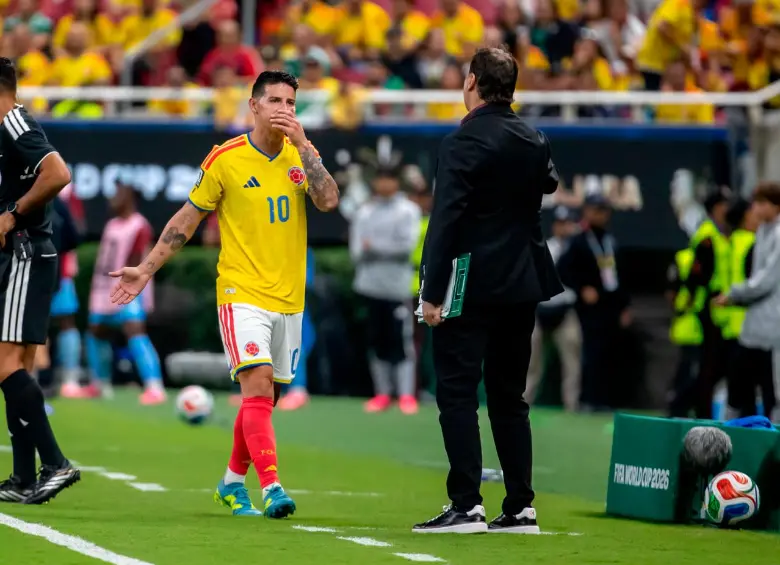 El futbolista colombiano James Rodríguez fue el capitán de la Selección Colombia en Guadalajara. Al salir le pasó el brazalete a Juanfer. Foto: Juan Antonio Sánchez