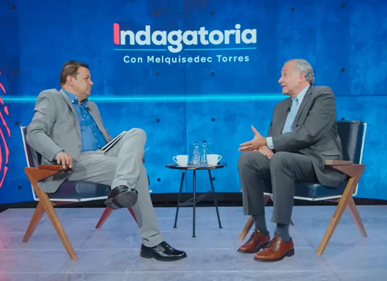 Melquisedec Torres, columnista de EL COLOMBIANO, entrevistó al general (r) Óscar Naranjo. IMAGEN TOMADA DE VIDEO.