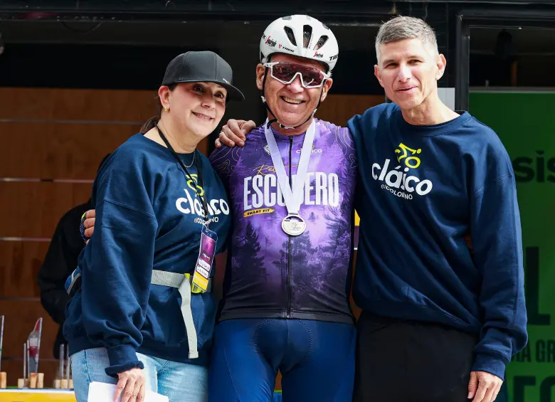 Luis Fernando Saldarriaga hace parte del Clásico EC desde 2022. En la imagen, junto con Mónica María Restrepo, directora Ejecutiva de la Fundación Grupo El Colombiano y el deportista que ha corrido todos los Clásicos, Mario Rivera Mejía. FOTO MANUEL SALDARRIAGA