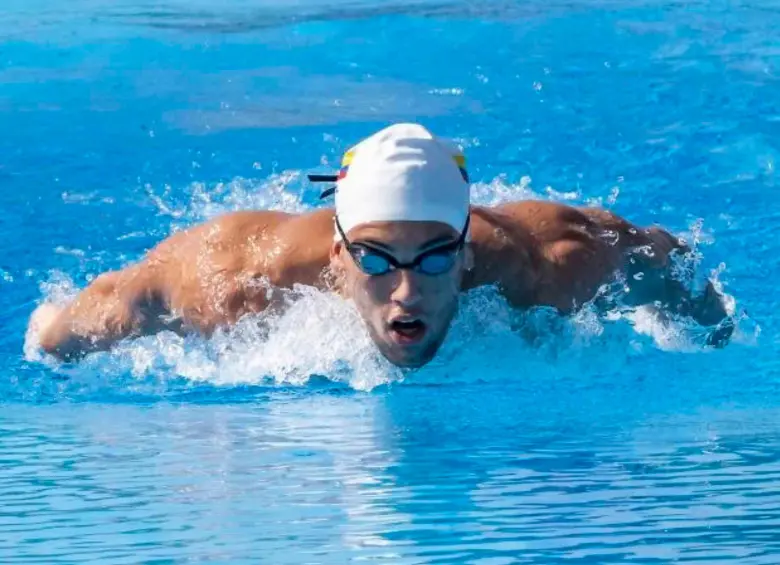 El nadador antioqueño Emiliano Calle Bedoya es una de las nuevas joyas que tiene la región y el país con miras a los eventos internacionales y para Juego Olímpicos de Los Ángeles 2028. FOTO CAMILO SUÁREZ 