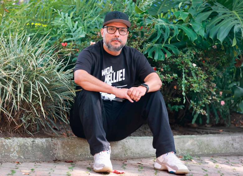 Gustavo Zapata es publicista e ilustrador. Entre sus trabajos se cuentan las portadas de los libros de Gilmer Mesa La Cuadra (Edición Especial 2026), Las Travesías (2021), Aranjuez (2023) y Los Espantos de Mamá (2025). Foto Manuel Saldarriaga. 