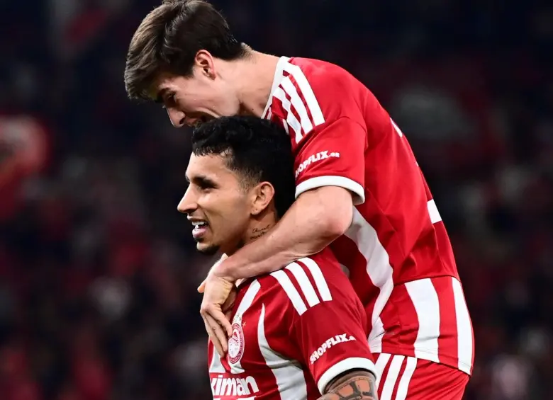 Gustavo puerta festejó su primer gol con el Olympiacos en su debut. FOTO @olympiacosfc 