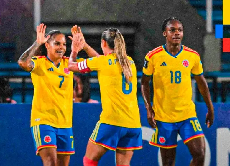 La Selección Colombia clasificó a su cuarto Mundial, con un grupo en el que ya es evidente la renovación en todas sus líneas. en la imagen Gisella Robledo, celebra su gol con Daniela Montoya y Linda Caicedo. FOTO CORTESÍA FCF