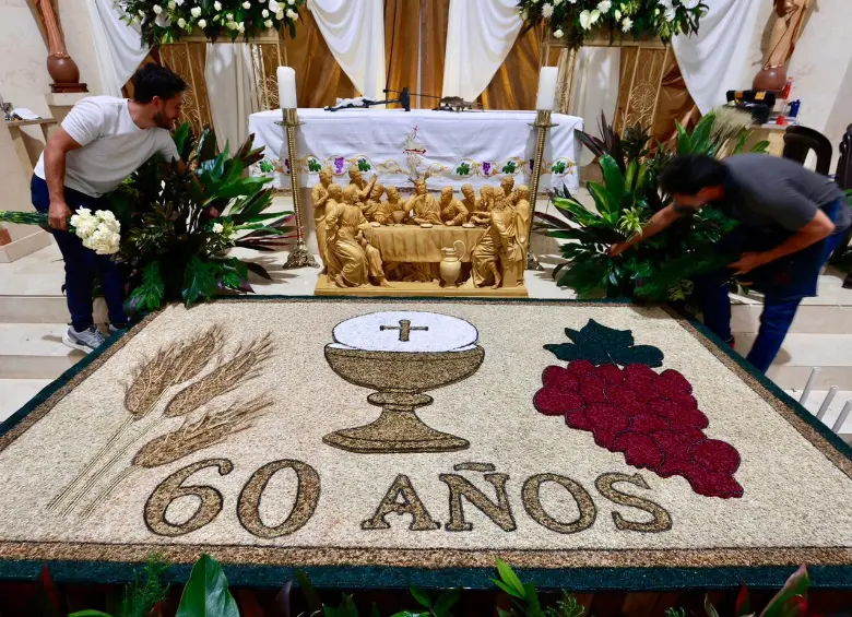 Una silleta conmemorativa realizada por el silletero Mauricio Ortiz, adorna el templo para la celebración. FOTO: Manuel Saldarriaga.