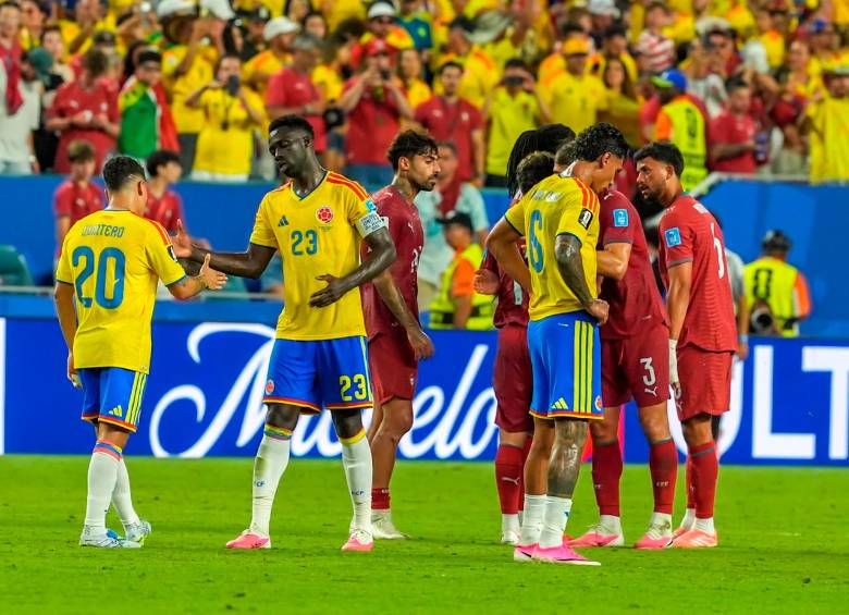 En la imagen aparece Dávinson Sánchez con la cinta de capitán durante el partido frente a Portugal, en el que fue una de las grandes figuras de Colombia. FOTO juan antonio sánchez
