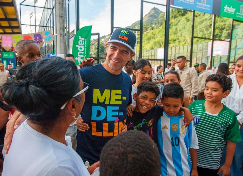 “Arreglar estos escenarios es un símbolo de lo que no puede volver a pasar: a Medellín se la iban a robar, sin importar que dejaran destruidos y abandonados los espacios comunitarios en los barrios”, dijo el alcalde Federico Gutiérrez. Foto: Cortesía