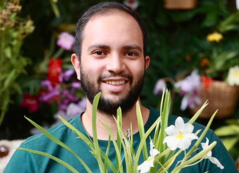 Este es Juan Camilo Mesa sosteniendo la Miltoniopsis roezlii cultivada en la finca Orquídeas del Astillero.FOTO: Manuel Saldarriaga.