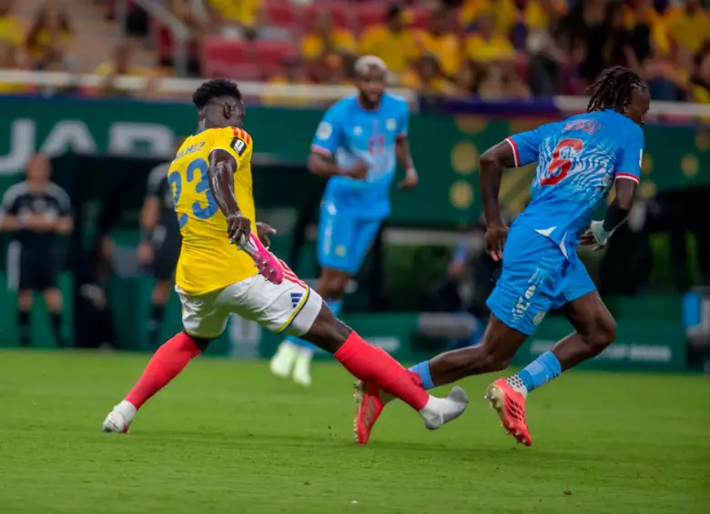 Dávinson Sánchez protagonizó una curiosa acción durante el partido frente a Congo. Aunque se le había salido un guayo, fue a marcar al rival y logró quitarle el balón mientras sostenía el botín en la mano. FOTO JUAN ANTONIO SÁNCHEZ