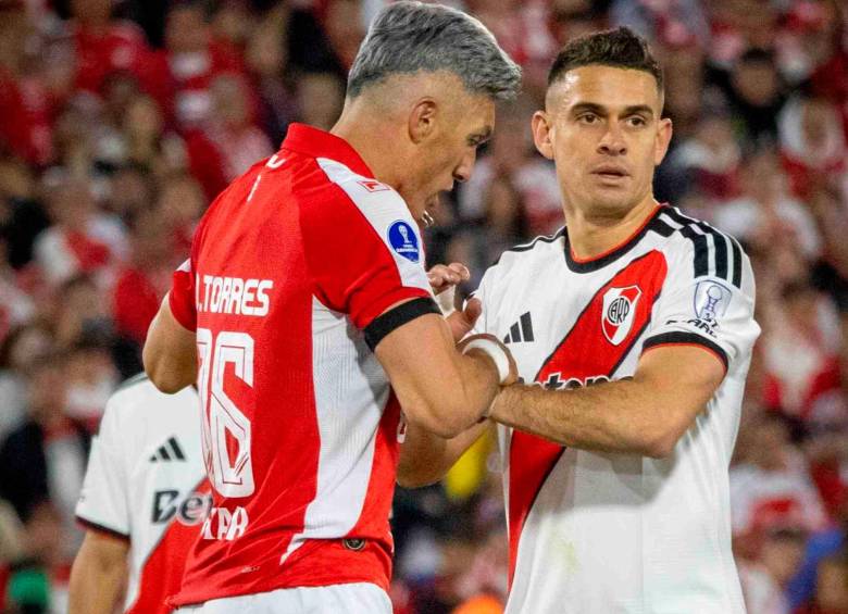 En la acción Daniel Torres marca al delantero Rafael Santos Borré de River Plate, en el duelo por la Copa Sudamericana. FOTO TOMADA X@Mundo_Cardenal
