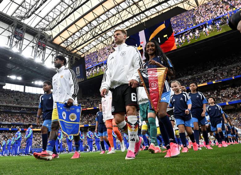 En el Mundial se pueden ver postales de ambos equipos saliendo al terreno de juego con similar color de guayos, como lo ocurrido en Alemania vs Curazao. Foto: Xinhua
