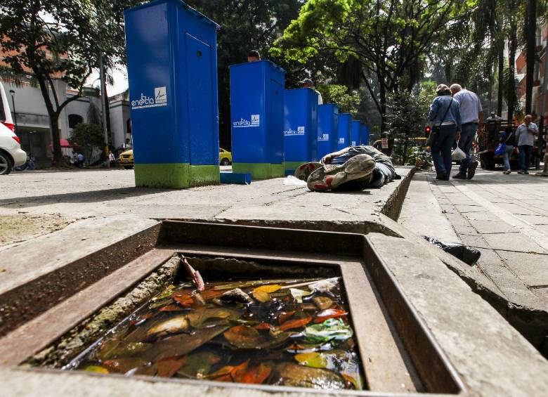 La falta de tapas de alcantarillado también se volvieron otras “trampas” que ponen en riesgo a los transeúntes. FOTO: Julio César Herrera