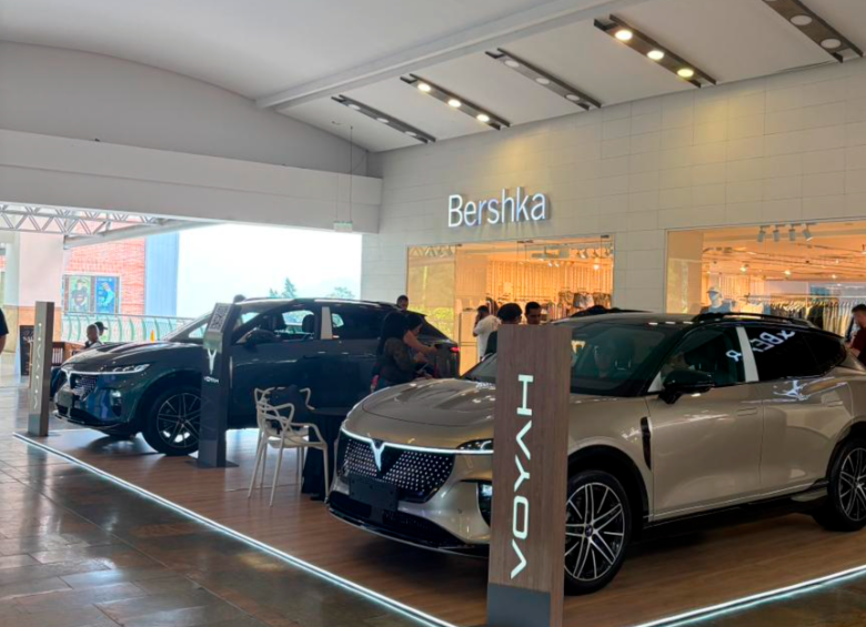 Vitrina de Voyah en el centro comercial El Tesoro, en Medellín, donde la marca de lujo eléctrico abrió su primer punto de exhibición en la ciudad. FOTO CORTESÍA VOYAH