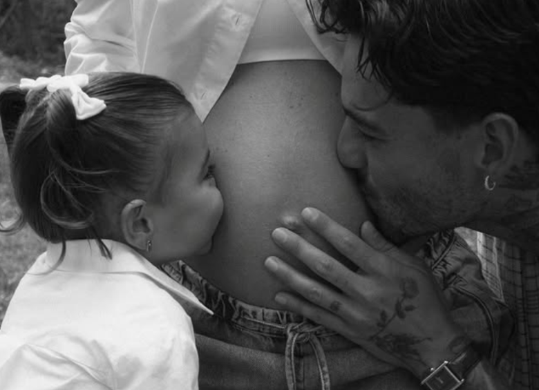 Maluma, Paris y Susana Gómez compartieron una tierna fotografía para anunciar la llegada de un nuevo integrante a la familia. Foto: redes sociales @maluma