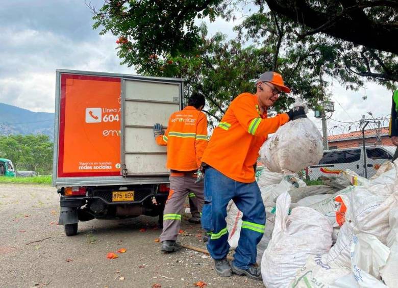 Recicladores de oficio y ciudadanos han sido fundamentales para aumentar el aprovechamiento de residuos reciclables en Medellín durante 2026. FOTO: Alcaldía de Medellín.