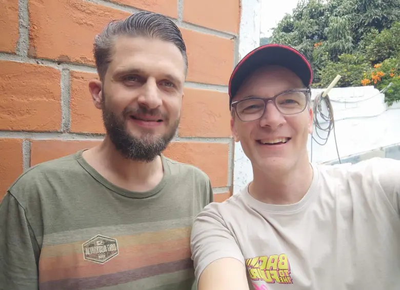 Michael junto a Oliver en el Aburrá. FOTO: Cortesía