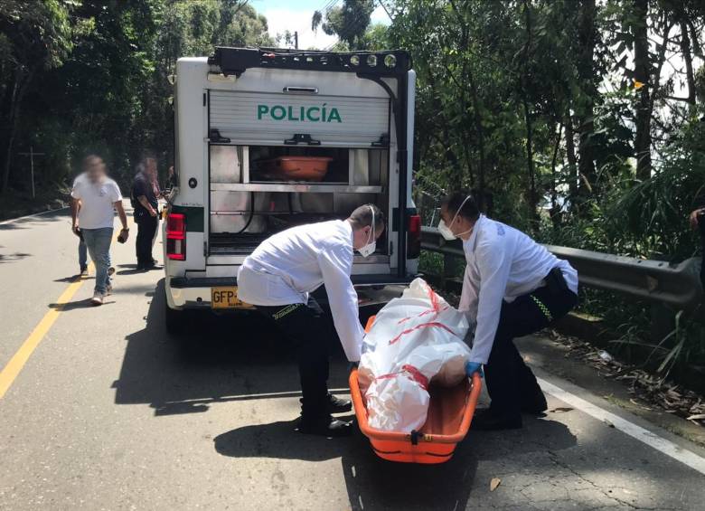 Los agentes de la Sijín de la Policía Metropolitana realizaron la inspección al cuerpo sin vida de Juan Alberto Gómez Martínez, de 47 años, en el barrio El Salado, de Medellín. FOTO: EL COLOMBIANO