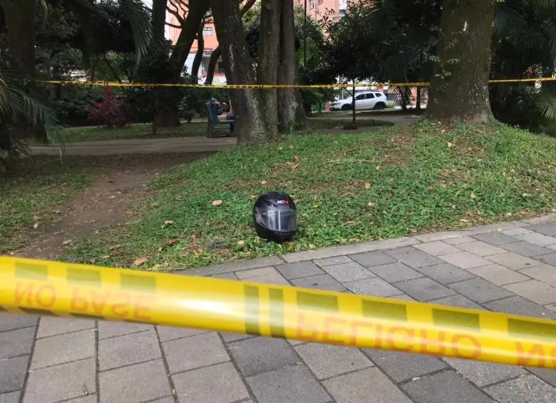 Este casco fue abandonado a pocos metros del sitio del crimen y las autoridades buscarán establecer si con esta evidencia pueden dar con los presuntos homicidas. FOTO: LAURA ROSA JIMÉNEZ VALENCIA