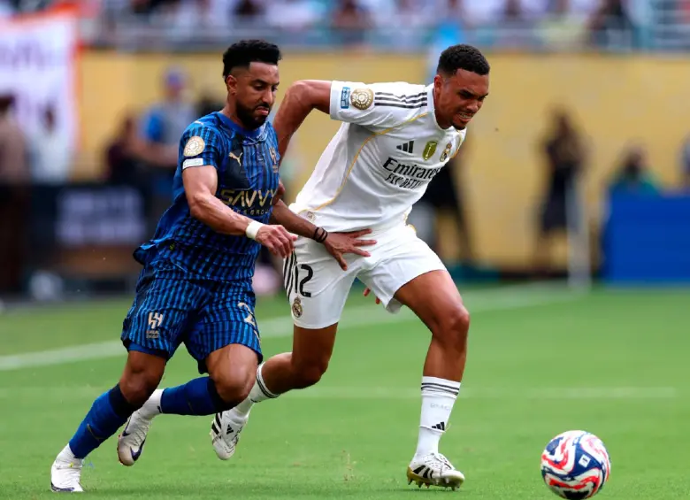 Trent Alexander-Arnold (derecha) hizo su debut oficial con la camiseta del Real Madrid. FOTO: GETTY