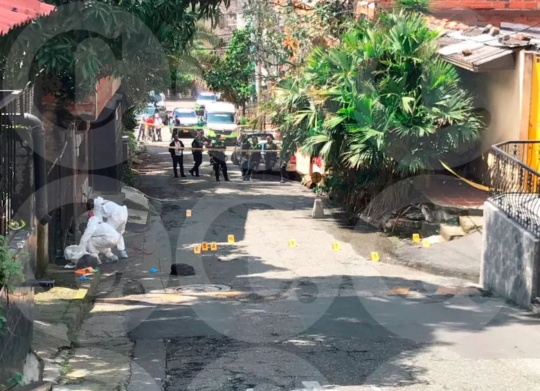 En este sitio quedó el cuerpo sin vida de uno de los presuntos delincuentes, mientras que el otro logró escapar hasta la Feria de Ganados, donde fue encontrado lesionado. FOTO: LAURA ROSA JIMÉNEZ VALENCIA