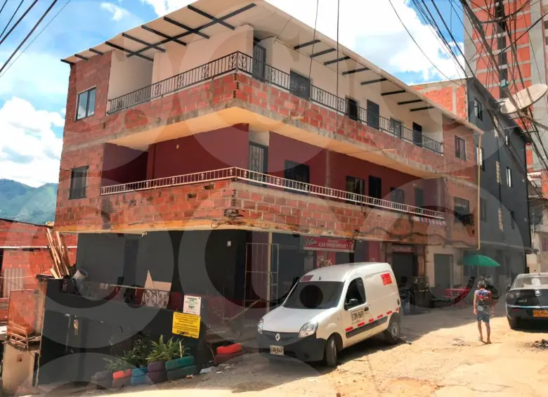 En el tercer piso de esta casa ocurrió el asesinato de Juan Carlos Lozano Vides, de 30 años, en el barrio La Gabriela, de Bello. FOTO: LAURA ROSA JIMÉNEZ VALENCIA