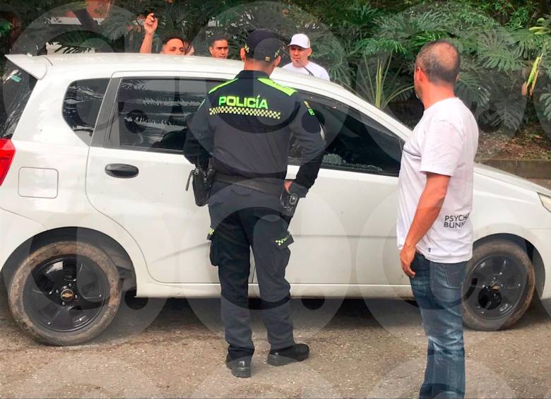 Dentro de este vehículo de aplicación fueron baleados dos presuntos integrantes del grupo delincuencial Los Chivos, quienes habían tomado el automotor en el corregimiento Altavista, de Medellín. FOTO: LAURA ROSA JIMÉNEZ VALENCIA