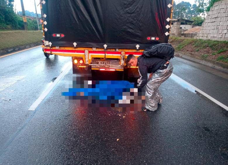 Arrollada por las llantas de un camión murió una mujer de 58 años en la autopista Medellín-Bogotá, en jurisdicción de Guarne. FOTO: CORTESÍA