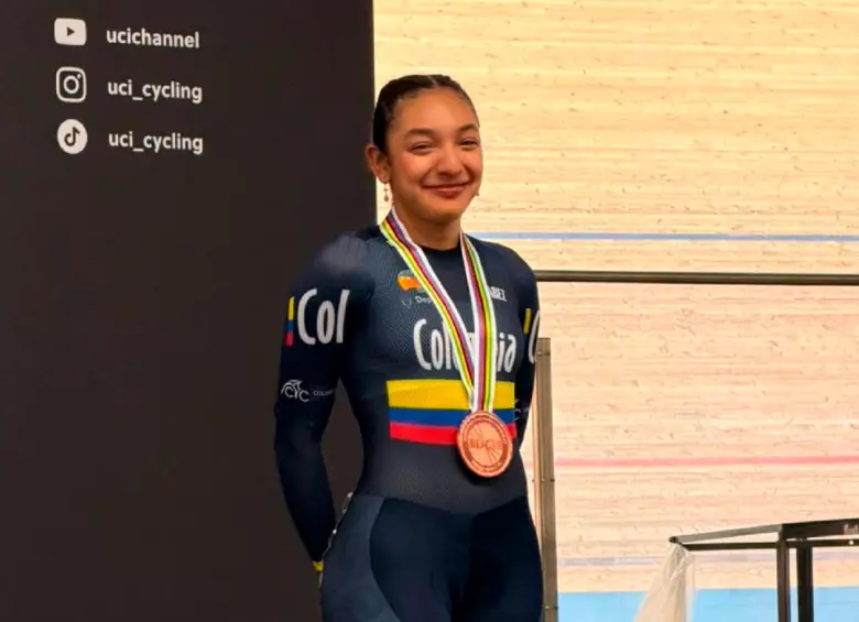 Manuela Loaiza Zabala celebra la medalla de bronce conquistada en el sprint del Campeonato Mundial Junior de Ciclismo de Pista, en Bélgica. FOTO CORTESÍA FEDECICLISMO
