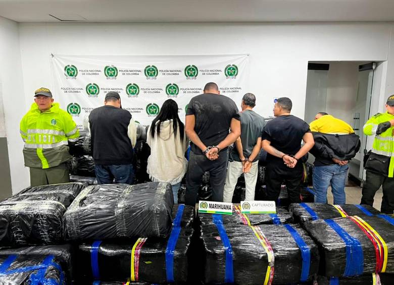A los detenidos también se les incautaron celulares y otros dos camiones. FOTO: Cortesía Alcaldía de Itagüí.