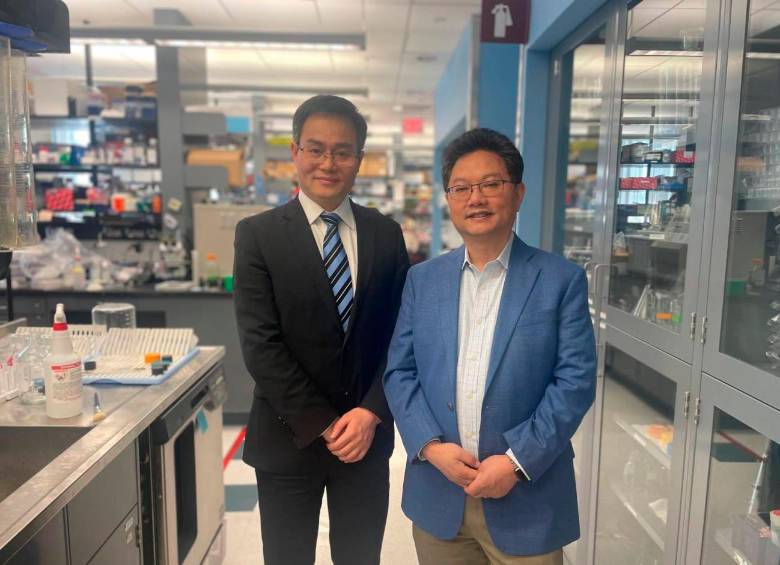 Los investigadores Yilai Shu (izquierda), de la Universidad de Fudan, y Zheng-Yi Chen (derecha), científico asociado del Mass Eye and Ear de Boston. FOTO: Mass General Brigham.