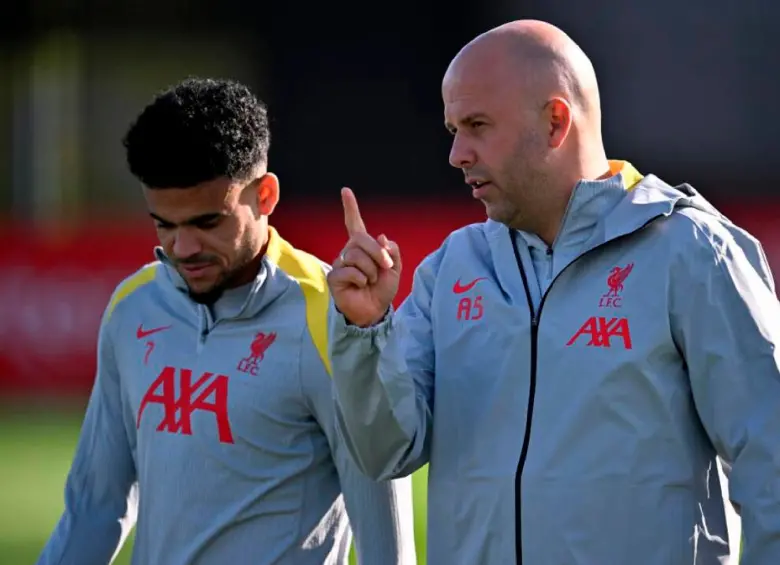 Luis Díaz y Arne Slot cuando compartieron en Liverpool. FOTO GETTY