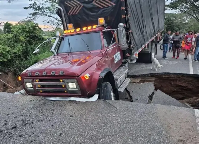 Colapso puente Chima, en la vía Lorica-Chinú. FOTO: redes sociales. 
