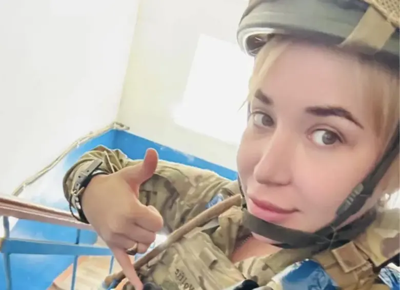 Keti Leshkasheli, médica georgiana que sirvió como paramédica en la Legión Internacional de Ucrania, fue una de las más de 20 mujeres cuyas fotos fueron usadas por canales prorrusos de Telegram para difundir denuncias falsas de violación. / Foto: Keti Leshkasheli