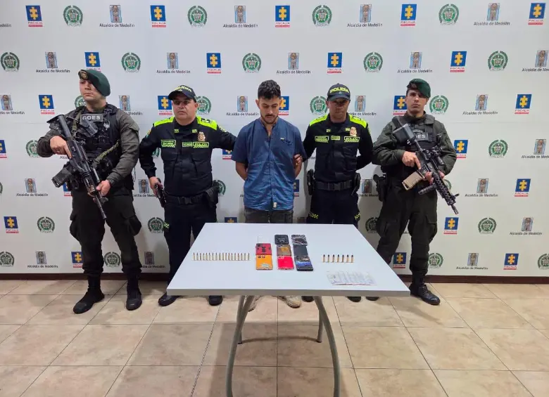 Durante la captura de Wilder Areiza, alias “El Flaco” (en el centro de la foto) fueron incautados nueve equipos móviles, 380.000 pesos en efectivo y munición de calibres 5.7 mm y 38 mm. FOTO cortesía 
