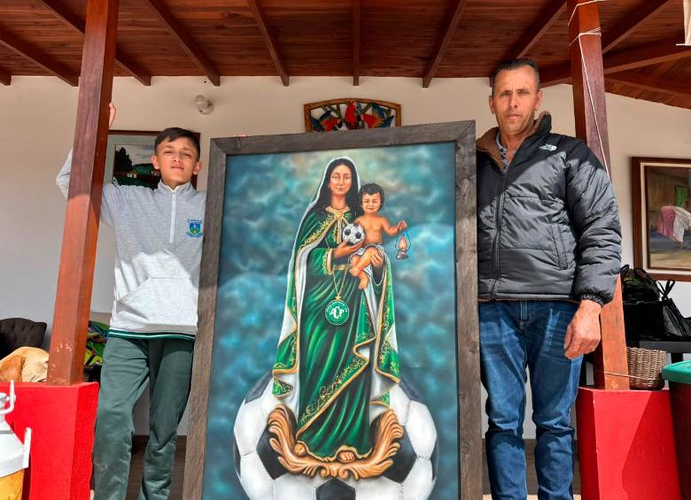 Don Albeiro Valencia posa con la imagen de la virgen de los futbolistas afuera de su casa finca en La Unión, Antioquia. Foto: Andrés Duque Gutiérrez
