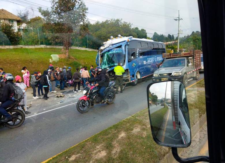 El hecho involucró a un bus de servicio público y a una chiva. FOTO Cortesía Denuncias Antioquia