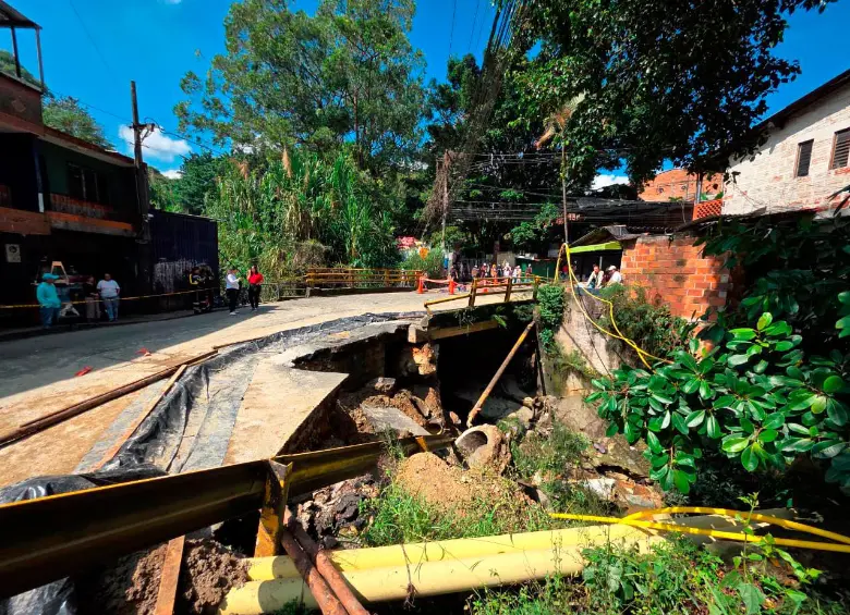 Así luce el daño del puente de la quebrada La Limona, entre Medellín e Itagüí. Por el carril que no sufrió afectaciones solo se permitirá el paso de motos por horarios, según el sentido. FOTO: CORTESÍA