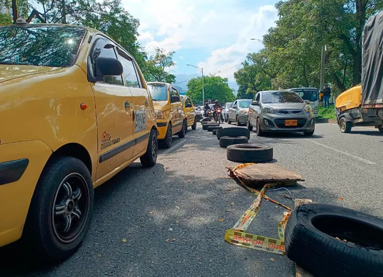 Los taxistas están protestando contra las plataformas ilegales desde la mañana de este martes están bloqueando un carril de la avenida Regional, a la altura del puente de la calle 33. Aseguran que se mantendrán en su manifestación hasta que sean escuchados. FOTO: CRISTIAN VÁSQUEZ