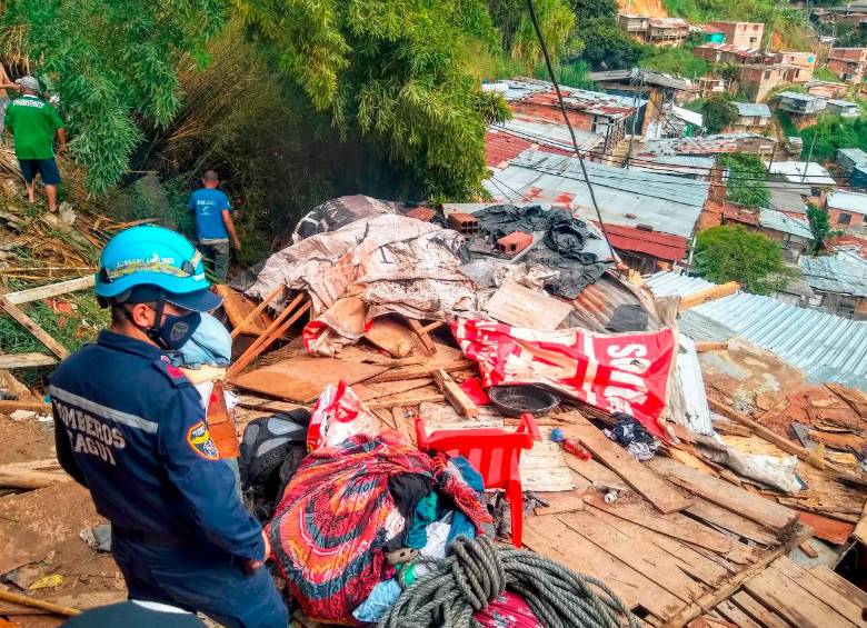 Autoridades y comunidad tratan de remover la tierra que cayó sobre la propiedad en el barrio La Unión, de Itagüí. FOTO: ARCHIVO (NO CORRESPONDE A LOS HECHOS)