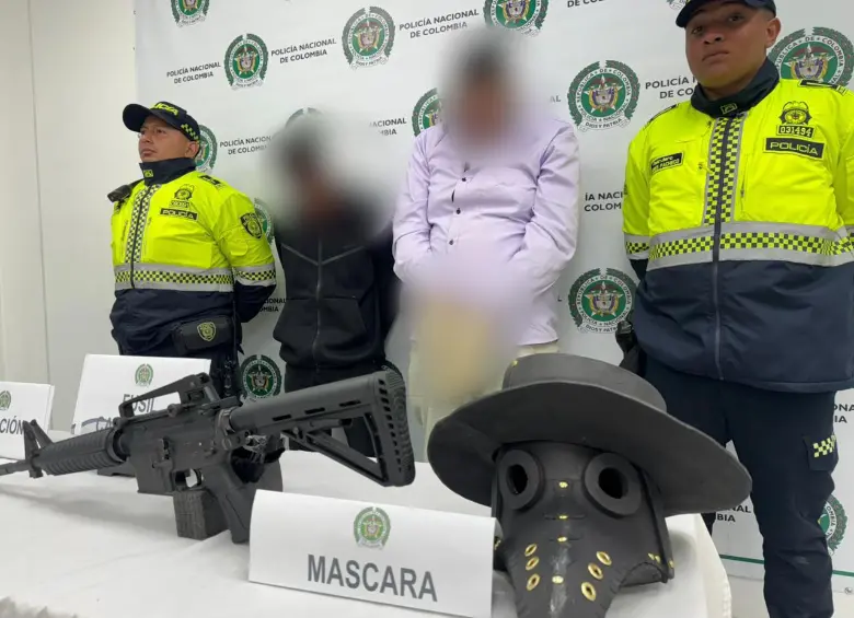 Arma y máscara incautadas tras la captura del hombre que disparó al aire en Usaquén. FOTO: POLICÍA METROPOLITANA DE BOGOTÁ.
