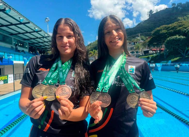 Luciana Rincón (izquierda) y Luisa Cortés brillaron en el primer día de competencias de la natación en los Juegos Departamentales. FOTO CORTESÍA INDEPORTES ANTIOQUIA