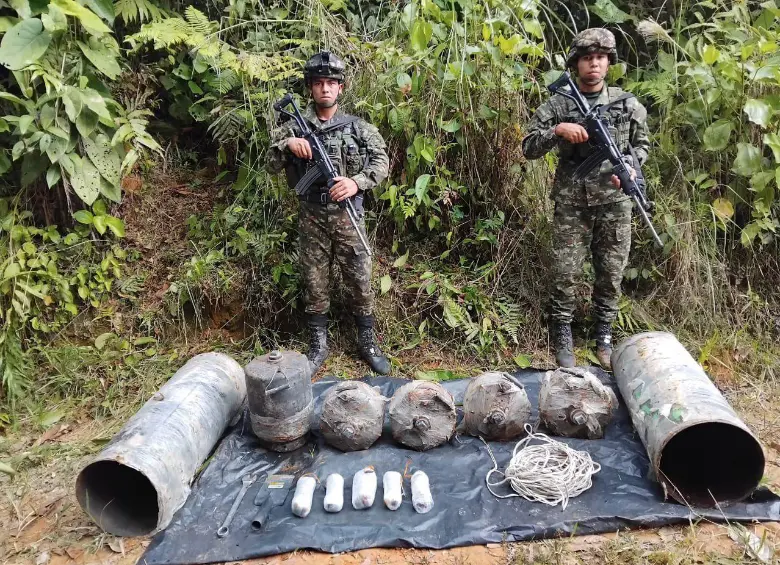 En zona rural de Santa Rosa del Sur, en Bolívar, tropas de la Fuerza de Despliegue Rápido N.° 9 del Ejército ubicaron y destruyeron un depósito ilegal con material explosivo, presuntamente del ELN. FOTO: Cortesía.