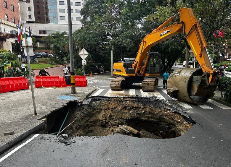 Esta es la socavación que provocó el cierre de la avenida El Poblado, a la altura del hotel Dann Carlton. Ya se están haciendo las primeras intervenciones. FOTO: FAISURY SÁNCHEZ ARREDONDO