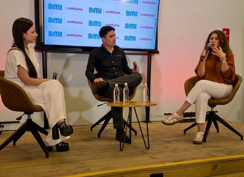 Cristina Hernández, responsable de Servicios Financieros en Comfama; y Ximena Alcalde, gerente comercial de BMI Seguros Colombia.