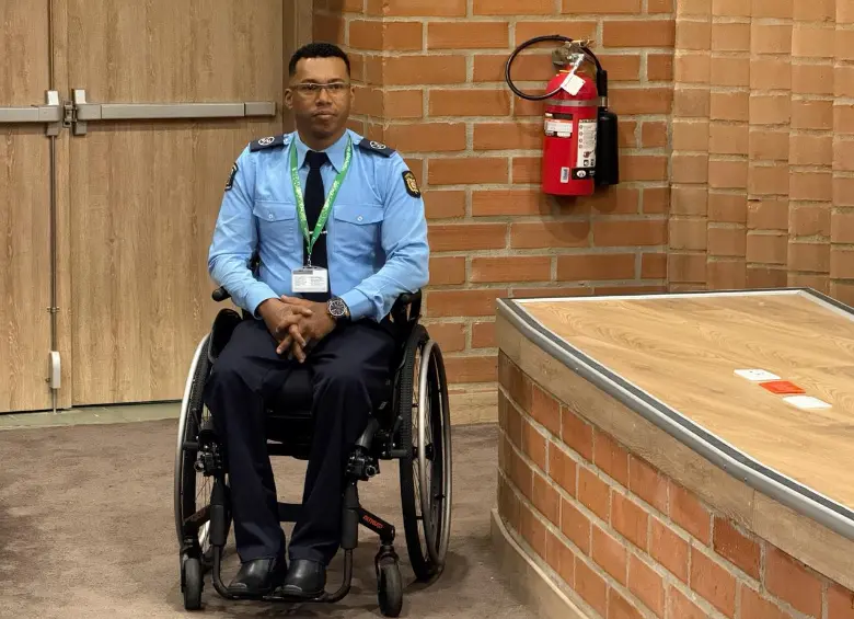 Este es William Martínez, el primer agente de tránsito en silla de ruedas que tiene Medellín. Su incorporación se dio tras un proceso formal de selección, verificación de competencias y acompañamiento de los equipos de Talento Humano. FOTO: Cortesía Alcaldía de Medellín