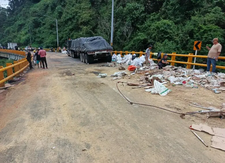 Debido a que así quedó la vía tras el accidente, fue necesario demorar la reapertura del corredor mientras se hacían las labores de limpieza. FOTO: CORTESÍA SECRETARÍA DE MOVILIDAD DE MEDELLÍN